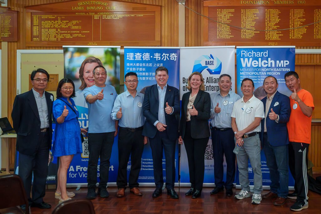 与会嘉宾和社区成员现场合影