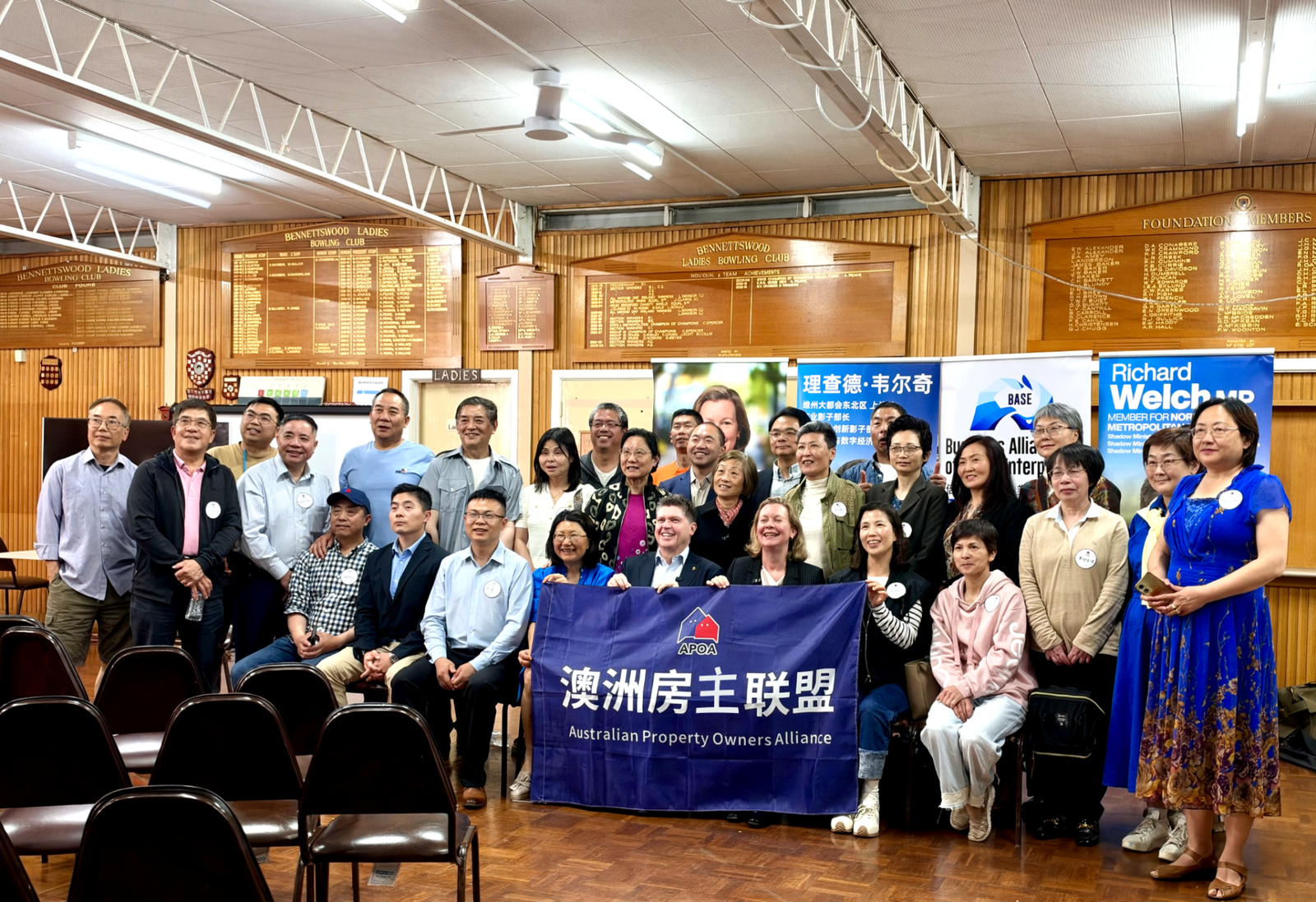 活动现场合影：APOA与社区居民、受邀嘉宾交流后合影。
